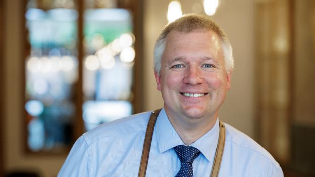 Dennis Gliese Lak er i 2000 uddannet tjener fra Restaurant Merlot i Vejle og i 2003 uddannet kok fra Radisson SAS i Aarhus. <i>Foto: Henrik Bo</i>