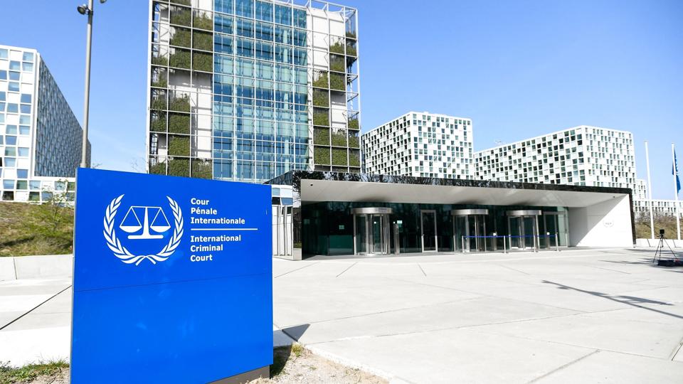 Den Internationale Straffedomstol (ICC) i Haag undersøger mulige krigsforbrydelser begået af russere i krigen i Ukraine. Holland anklager nu Rusland for at forsøge at få en spion ind i ICC. <i>Piroschka Van De Wouw/Reuters</i>