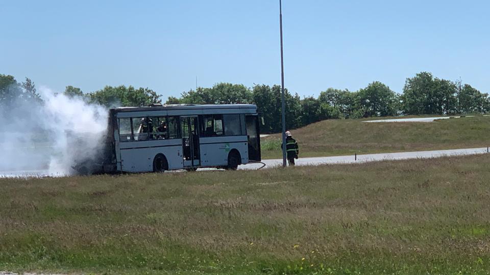 Sådan så det ud, da den gamle bus torsdag udbrændte. <i>Foto: AMU Nordjylland</i>