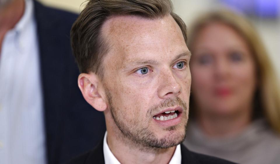 Beskæftigelsesminister Peter Hummelgaard (S) vil stemme nej til direktiv om EU-mindsteløn. Regeringens foreløbige vurdering er dog, at teksten ikke vil påvirke den danske model, hvor arbejdsmarkedets parter aftaler løn- og arbejdsvilkår (Arkivfoto). <i>Philip Davali/Ritzau Scanpix</i>
