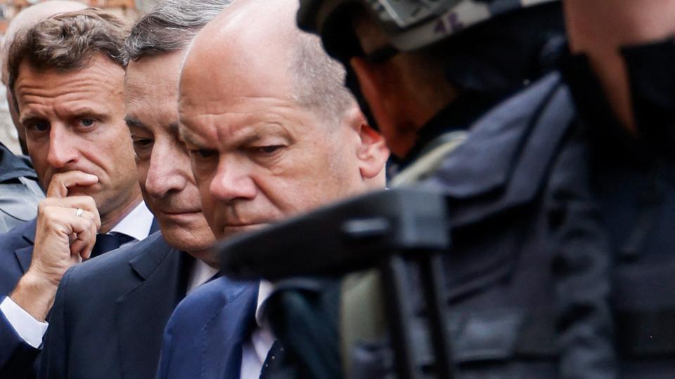 Frankrigs præsident, Emmanuel Macron, Italiens premierminister, Mario Draghi, og Tysklands forbundskansler, Olaf Scholz, med bekymrede miner, mens de torsdag vises rundt i byen Irpin uden for Ukraines hovedstad, Kyiv. Her trængte russiske styrker ind efter invasionen 24. februar, men blev siden presset væk fra området. Russere er efterfølgende beskyldt for at have begået krigsforbrydelser, herunder summariske henrettelser af civile. <i>Ludovic Marin/Ritzau Scanpix</i>