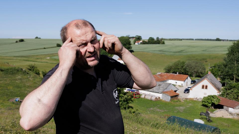 Torben Nielsen er hobbylandmand. Han har netop i afmagt slagtet sine køer. Han mener, at systemet er helt tosset og modarbejder ham. Han ønsker blot at passe dyrene i harmoni med naturen. <i>Foto: Henrik Bo</i>