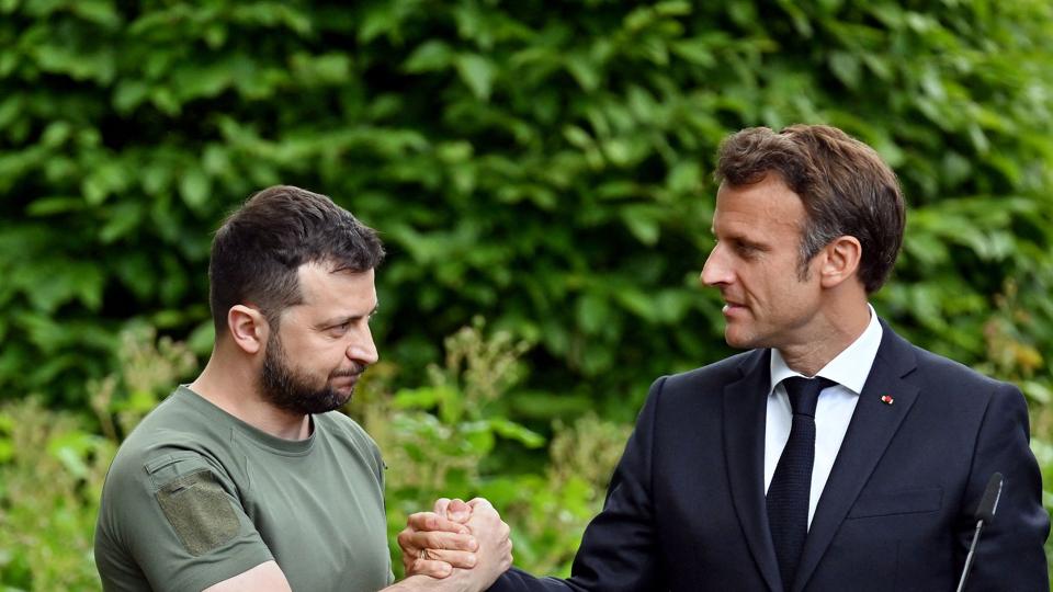 Et fast håndtryk fra Ukraines præsident, Volodymyr Zelenskyj, og Frankrigs præsident, Emmanuel Macron, da de torsdag mødtes i den ukrainske hovedstad, Kyiv. <i>Sergei Supinsky/Ritzau Scanpix</i>