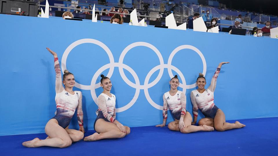 Britiske gymnaster poserer foran de olympiske ringe ved OL i Tokyo sidste sommer. Fortiden i British Gymnastics var dog mindre glædesfremkaldende. (Arkivfoto). <i>Ashley Landis/Ritzau Scanpix</i>