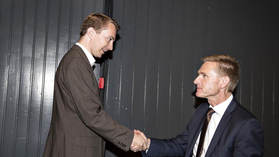 Efter måneders uro har tidligere DF-formand Kristian Thulesen Dahl (th.) fredag meddelt, at han ikke genopstiller for partiet. Det kan skabe ro for den nuværende formand, Morten Messerschmidt, (tv.) når Thulesen Dahl er væk, men hans exit er noget langtrukken, siger politisk kommentator. (Arkivfoto). <i>Henning Bagger/Ritzau Scanpix</i>