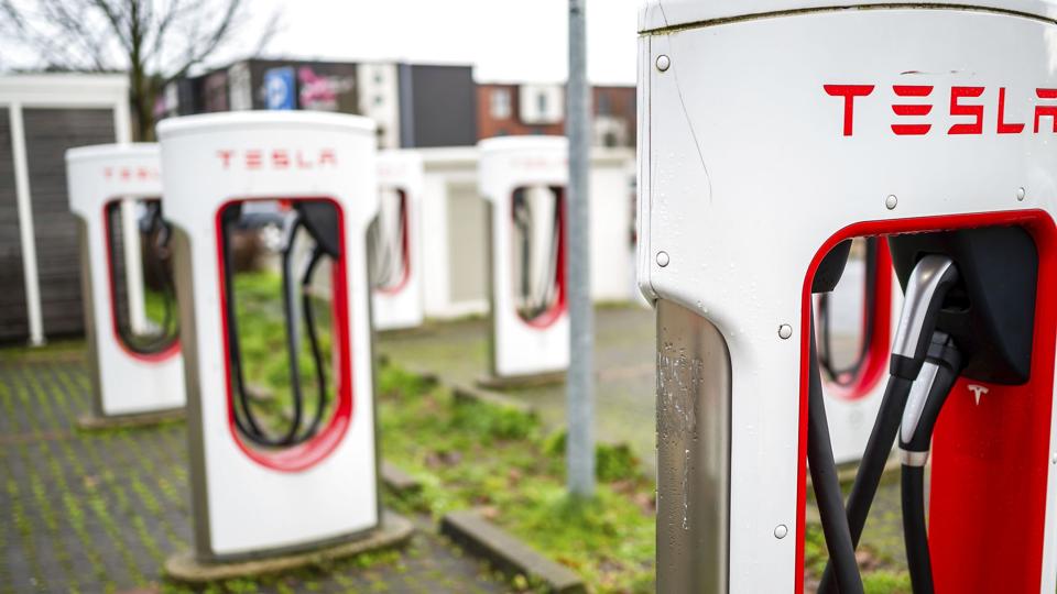 Teslas hurtigladere kan lade med en effekt på mellem 150 og 250 kilowatt, hvilket nedbringer ladetiden betragteligt i forhold til eksempelvis en hjemmelader. <i>Philipp Schulze/Ritzau Scanpix</i>