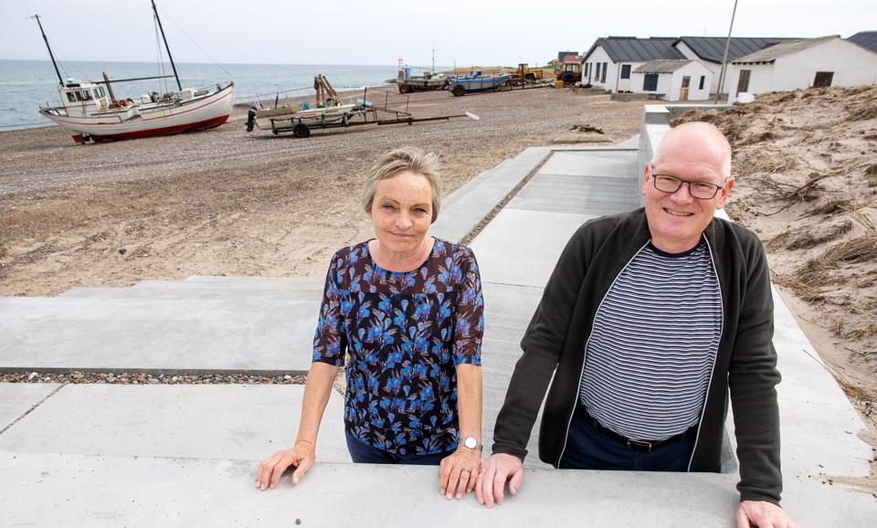 Det var Anne-Mette Kristensen og Bjarne Sørensen , der fik ideen til kystterrasserne for tre år siden. Anne-Mette Kristensen har selv søgt pengene hjem på vegne af byen, og nu er projektet klar til indvielse. <i>Foto: Bo Lehm</i>