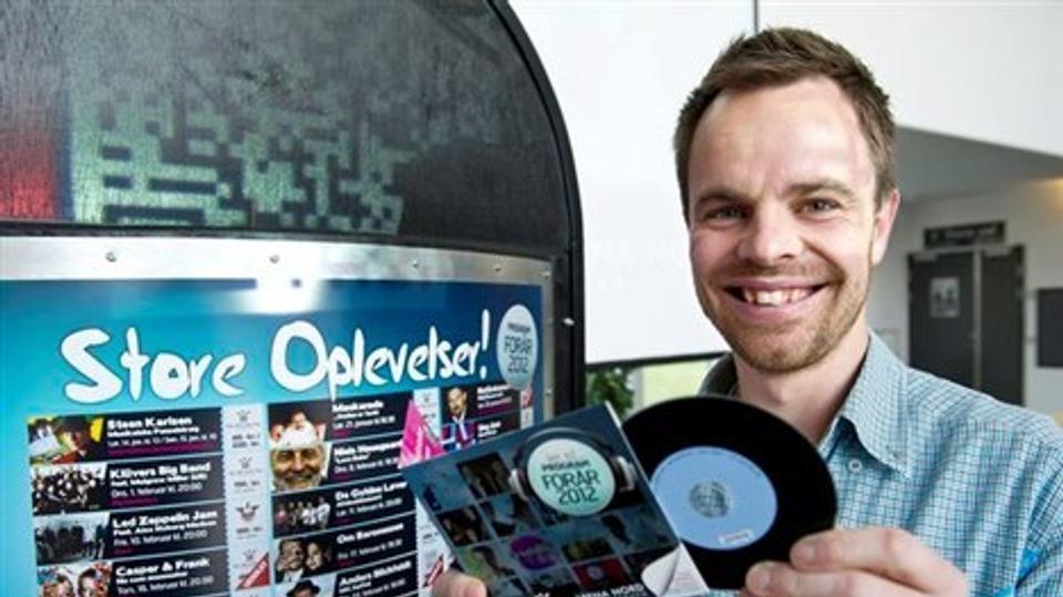 Musikchef Kasper Bonde med en såkaldt Promotion Sampler, en gratis cd med 14 smagsprøver på forårets store musikalske program i Det Musiske Hus og Arena Nord. Foto: Peter Broen