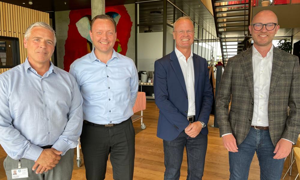 Partnering-aftalen blev underskrevet af (fra venstre) Peter Underlin, COO og forsyningschef, Hillerød Forsyning, Jacob Kaae Lind Nordqvist, administrerende direktør, Halsnæs Forsyning, Michael Thomsen, direktør i NCC’s forsyningsenhed og Claus Lundgaard, divisionsdirektør i Arkil. Partnering-aftalen blev underskrevet af (fra venstre) Peter Underlin, COO og forsyningschef, Hillerød Forsyning, Jacob Kaae Lind Nordqvist, administrerende direktør, Halsnæs Forsyning, Michael Thomsen, direktør i NCC’s forsyningsenhed og Claus Lundgaard, divisionsdirektør i Arkil.