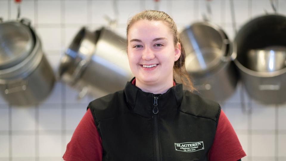 Bente Nielsen er ordblind, hvilket har givet masser af udfordringer. Nu kører det hele på skinner i slagterbutikken i Frederikshavn. <i>Foto: Rune Evensen</i>
