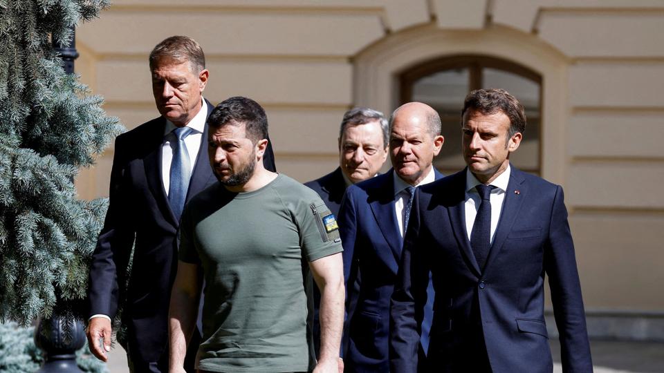 Ukraines præsident, Volodymyr Zelenskyj, som her fremviser dele af Kyiv for europæiske ledere, hylder EU-Kommissionen for at foreslå hans land som kandidatland til Den Europæiske Union. <i>Ludovic Marin/Reuters</i>