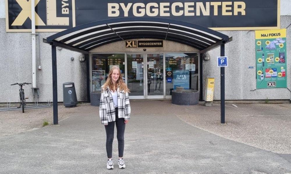 For Anna Fabricius Christensen er det drømmen at blive ejendomsmægler. I stedet for at gå den rent boglige vej, uddanner hun sig først til handelsassistent ved XL-BYG Brejnholt i Vejle: – Det er et meget bevidst valg. Erhvervserfaringen og netværket, jeg oparbejder i XL-BYG Brejnholts trælast og byggevarecenter, vil være uvurderlig for mig som nyuddannet ejendomsmægler, siger hun. For Anna Fabricius Christensen er det drømmen at blive ejendomsmægler. I stedet for at gå den rent boglige vej, uddanner hun sig først til handelsassistent ved XL-BYG Brejnholt i Vejle: – Det er et meget bevidst valg. Erhvervserfaringen og netværket, jeg oparbejder i XL-BYG Brejnholts trælast og byggevarecenter, vil være uvurderlig for mig som nyuddannet ejendomsmægler, siger hun.