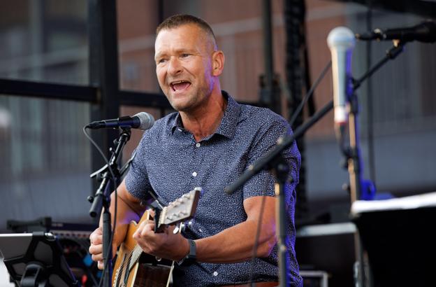 Morsø Kommunes skolechef, Michael Dahlgaard, var med sin guitar eftermiddagens første musiknavn på scenen.