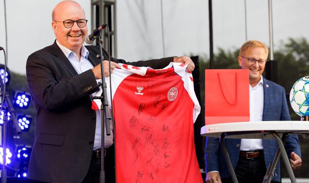 DBU-formand Jesper Møller havde desværre ikke signerede landsholdstrøjer til alle de unge fodboldspillere, som var mødt frem til indvielsesfesten. Så han måtte nøjes med at overrække en til borgmester Hans Ejner Bertelsen (th.).