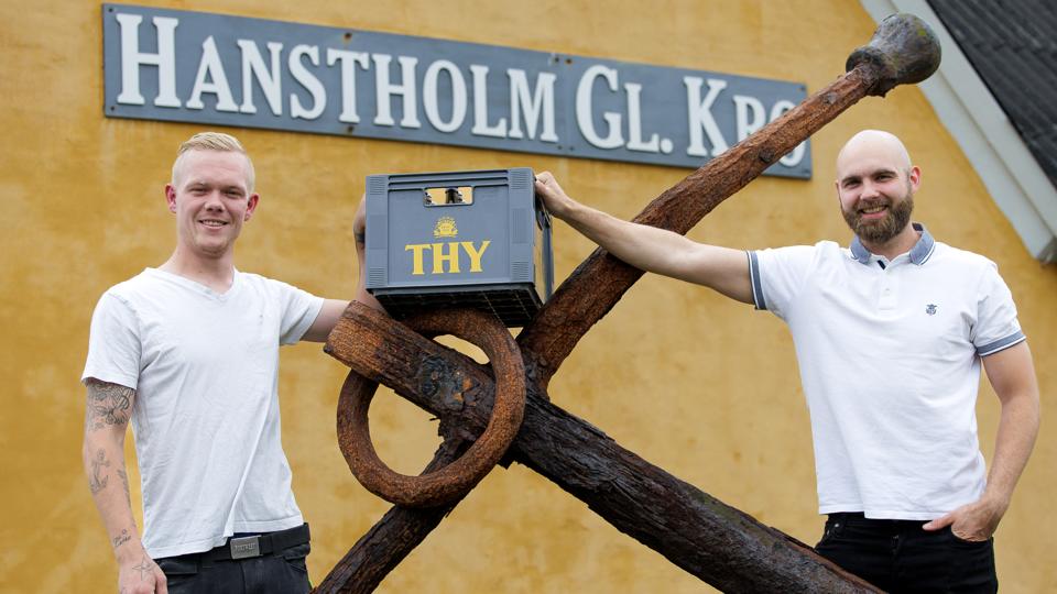 Daniel Thomsen (tv) og Jacob Thinggaard har væddet om, at de kan gå fra Hanstholm Kro til Børsen i Thisted på under fire timer med en kasse øl på slæb - for at samle ind til Børnecancerfonden. <i>Foto: Bo Lehm</i>