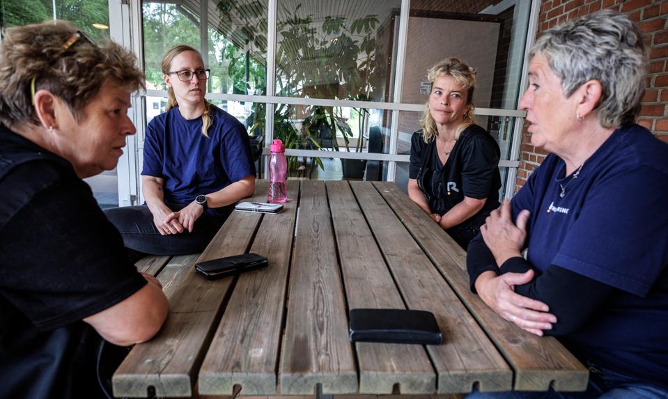 Jammerbugt Kommune har udliciteret deres rengøring, og det har affødt urimelige vilkår, mener rengøringsmedarbejdere, som nu har skrevet et åbent brev til kommunalbestyrelsen. Fra venstre: Helle Madsen, Louise Kær Nielsen, Ann Christensen og Dorthe Poulsen. <i>Foto: Martin Damgård</i>
