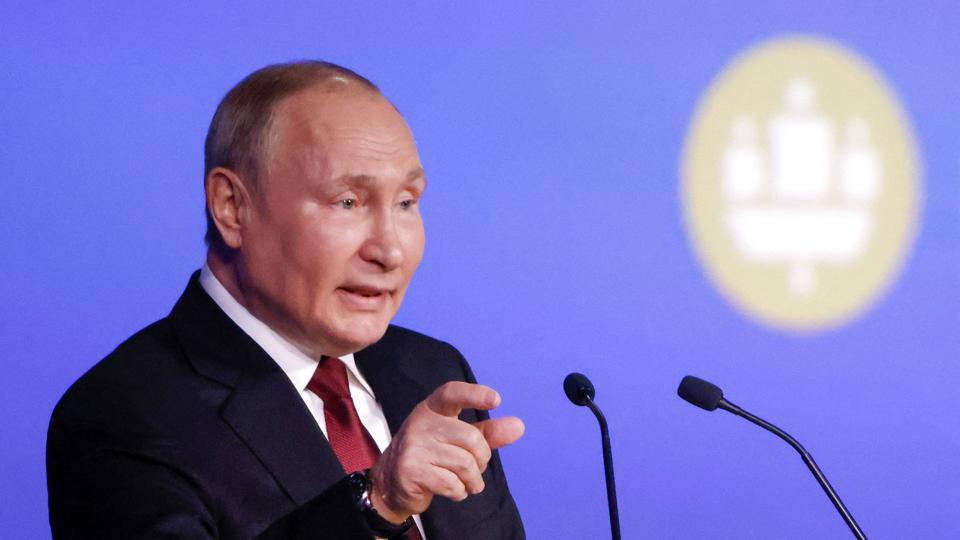 På en stor årlig virksomhedskonference i Skt. Petersborg angriber Ruslands præsident, Vladimir Putin, de sanktioner fra Vesten, der er indført efter Ruslands invasion i Ukraine. Vi er et stærkt folk, der kan håndtere enhver udfordring, siger han. <i>Maxim Shemetov/Reuters</i>