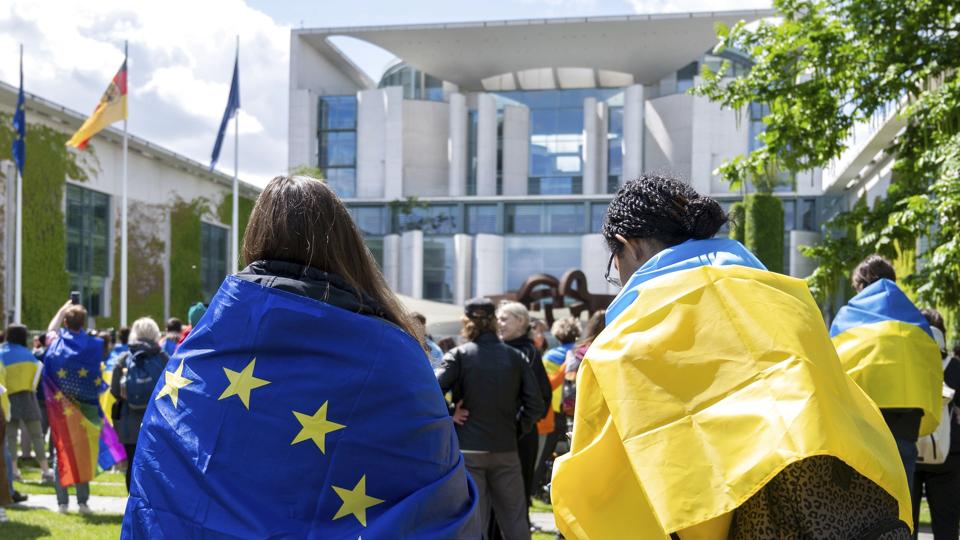 Demonstranter viser deres støtte til et ukrainsk medlemskab af EU ved en demonstration i den tyske hovedstad, Berlin. (Arkivfoto). <i>Christophe Gateau/Ritzau Scanpix</i>