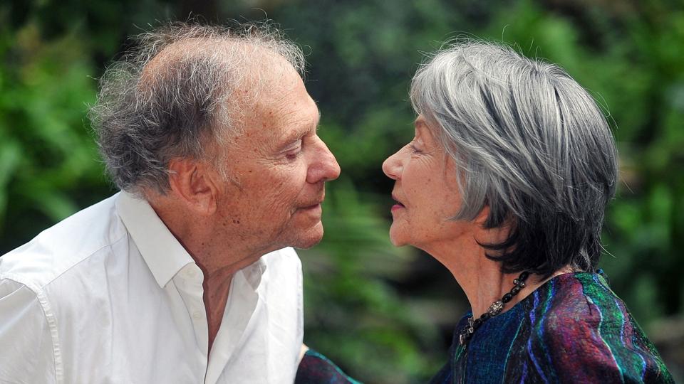 De franske skuespillere Jean-Louis Trintignant og Emmanuelle Riva udveksler et kys under præsentationen i Rom i 2012 af den østrigske instruktør Michael Hanekes "Amour". En bevægende film om at blive gammel, om kærligheden, døden og erindringen, der samme år modtog De Gyldne Palmer i Cannes. <i>Tiziana Fabi/Ritzau Scanpix</i>