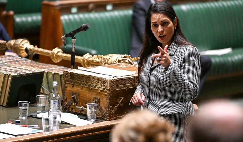 Indenrigsminister Priti Patel er fortørnet over en beslutning fra Den Europæiske Menneskerettighedsdomstol om at stoppe et fly fra Storbritannien til Rwanda med asylansøgere om bord. (Arkivfoto). <i>Uk Parliament/Jessica Taylor/Reuters</i>