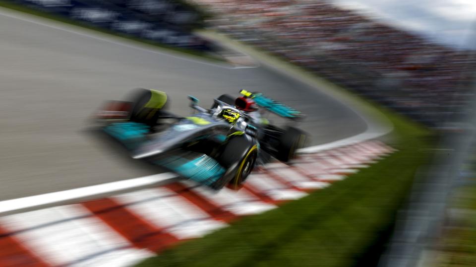 Især Lewis Hamilton har beklaget sig over at få ondt i ryggen, fordi hans bil hopper ekstremt meget på især langsiderne. <i>Hoch Zwei/Ritzau Scanpix</i>