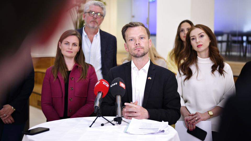 Beskæftigelsesminister Peter Hummelgaard(S) præsenterede tirsdag sammen med blandt andet Mai Villadsen(EL), Karsten Hønge(SF), Victoria Velsquez(EL og Samira Nawa(RV) en aftale om kontanthjælpssystemet. Aftalen skal blandt andet løfte 9200 børns familier over lavindkomstgrænsen. Ifølge Jyllands-Posten er de fleste af de børn i dag allerede over den grænse(Arkivfoto). <i>Philip Davali/Ritzau Scanpix</i>