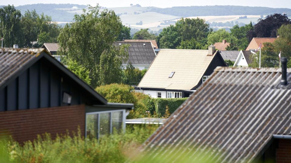 Boligkvarter Juli kan være en god måned til at få udskiftet vinduerne i huset. På grund af temperaturerne udenfor er der nemlig mindre risiko for, at huset bliver kølet ned, forklarer Henrik Bisp, der er byggeteknisk fagekspert hos Videncentret Bolius. Skulle huset ikke være fuldt tilgængeligt på grund af byggeprojektet, er der forhåbentlig høje nok udendørstemperaturer til, at man kan tilbringe nogle dage i telt. (Arkivfoto). <i>Signe Goldmann/Ritzau Scanpix</i>