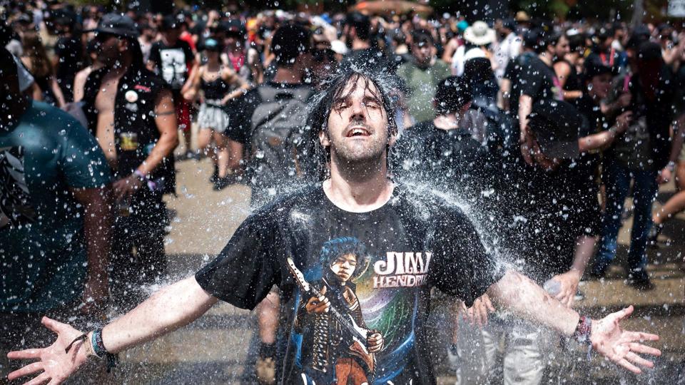 Ved rock- og metalfestivalen Hellfest i det vestlige Frankrig forsøger man at køle publikum ned ved at sprøjte vand fra vandslanger og store forstøvere. <i>Loic Venance/Ritzau Scanpix</i>