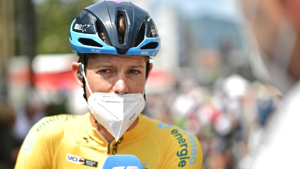 Jakob Fuglsang kører i den gule trøje i Schweiz Rundt. <i>Gian Ehrenzeller/Ritzau Scanpix</i>