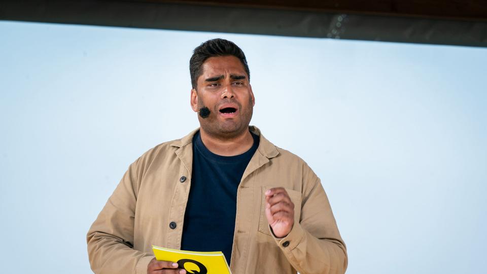 Politisk leder for Frie Grønne Sikandar Siddique holdt lørdag eftermiddag partiledertale i Allinge under Folkemødet. <i>Ida Marie Odgaard/Ritzau Scanpix</i>