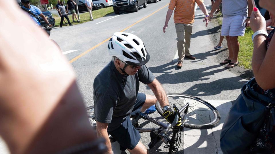 Præsident Joe Biden slap lørdag uskadt fra et cykelstyrt. "Jeg er OK", siger præsidenten på en videooptagelse, hvor han hjælpes på benene af Secret Servicemedlemmer. <i>Saul Loeb/Ritzau Scanpix</i>