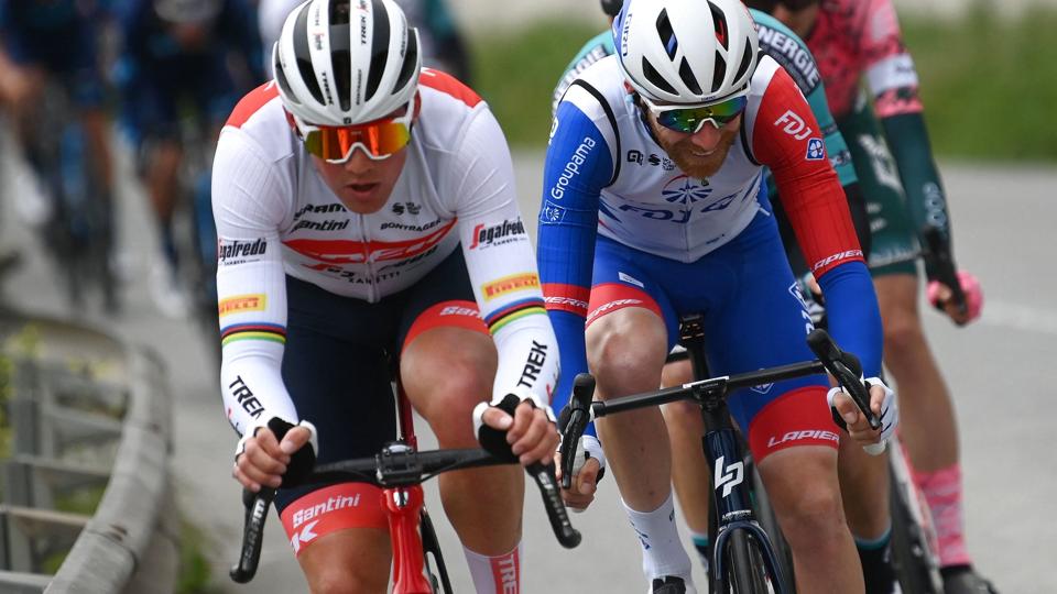 Mads Pedersen (til venstre) kunne ikke holde fast i førertrøjen på næstsidste etape af Belgien Rundt. (Arkivfoto). <i>Franck Fife/Ritzau Scanpix</i>