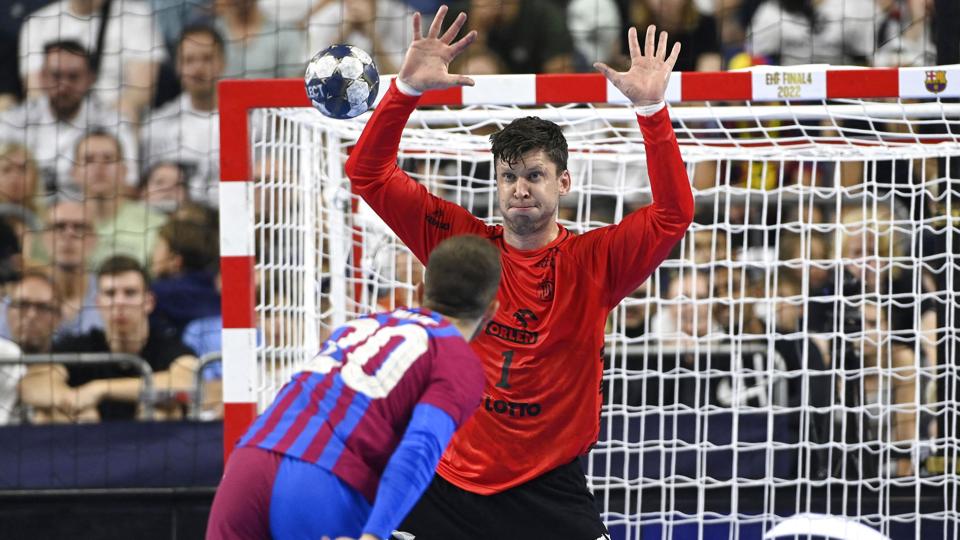 Niklas Landin i Kiel-målet kunne ikke hindre en FC Barcelona-sejr, da de to hold lørdag mødtes i den ene semifinale i Köln i Champions League. Spanierne møder søndag polske Kielce i finalen. <i>Fabian Bimmer/Reuters</i>