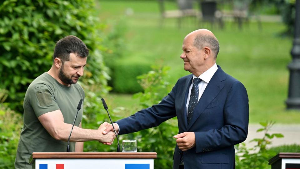 Forbundskansler Olaf Scholz, som her ses sammen med den ukrainske præsident, Volodimir Zelenskij, i Kyiv torsdag, har rettet en indtrængende opfordring til Rusland om at lempe den globale fødevarekrise ved åbne blokerede ukrainske havne. <i>Sergei Supinsky/Ritzau Scanpix</i>