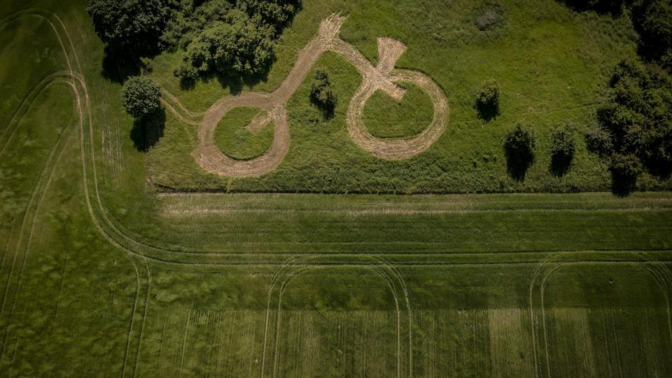 Der er pyntet op langs ruten for 2. etape af årets Tour de France. Løbets første tre etaper skal køres i Danmark, men de danske skatteydere skal betale for flyene videre til Frankrig. <i>Mads Claus Rasmussen/Ritzau Scanpix</i>
