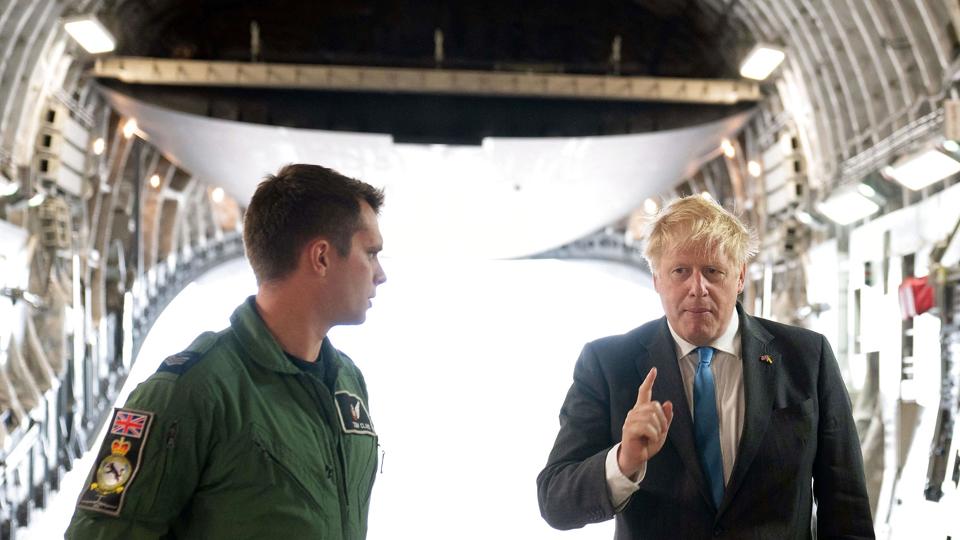 Boris Johnson i et militært transportfly efter at han fredag gennemførte et overraskelsesbesøg i Kyiv - dagen efter lederne fra Frankrig, Tyskland og Italien samt Rumænien havde besøgt den ukrainske hovedstad. <i>Joe Giddens/Ritzau Scanpix</i>