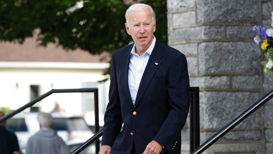 Ifølge den amerikanske præsident, Joe Biden, vil det være muligt for forældre i USA at bestille vaccinationstider til deres børn i næste uge. Her ses Biden forlade St Edmond's Catholic Church i Rehoboth Beach i hjemstaten Delaware lørdag. <i>Saul Loeb/Ritzau Scanpix</i>