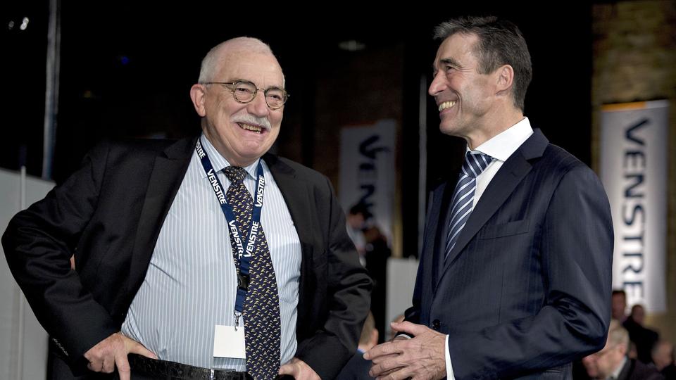Uffe Ellemann-Jensen(tv.) og Anders Fogh Rasmussen(th) arbejdede i mange år sammen under Ellemann-Jensens ledelse af Venstre. Søndag har Anders Fogh Rasmussen ikke andet end ros til overs for sin tidligere chef, hvis tid ved roret han beskriver som værende præget af loyalitet internt i partiet(Arkivfoto). <i>Henning Bagger/Ritzau Scanpix</i>