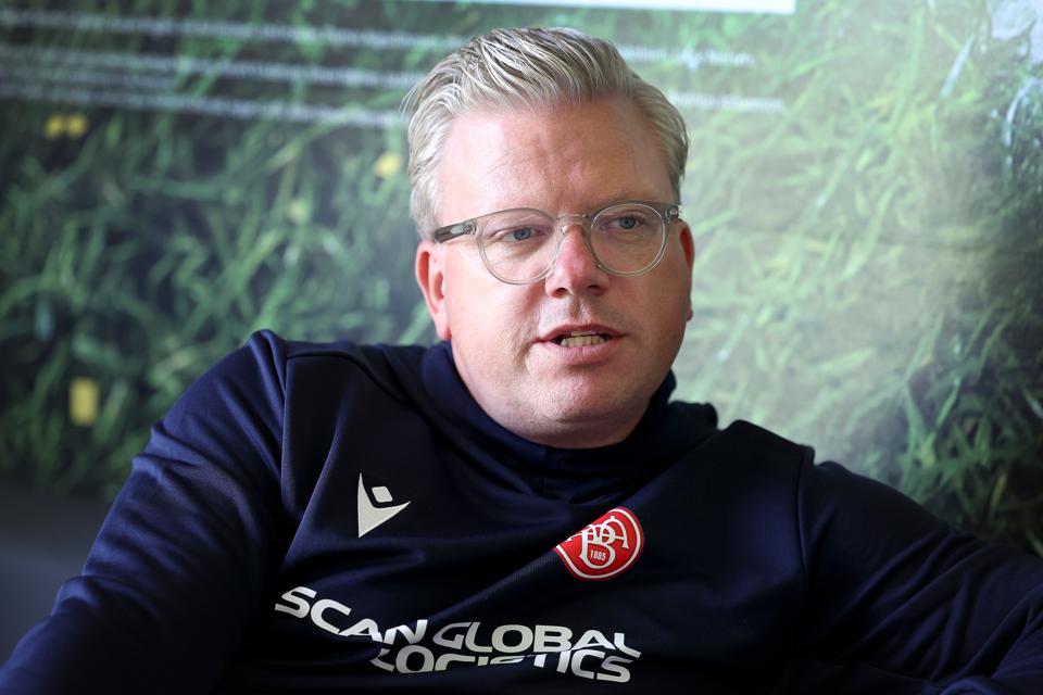 AaB-træner Lars Friis vil lave markante ændringer på sit hold i den forestående opstart. <i>Foto: Bente Poder</i>