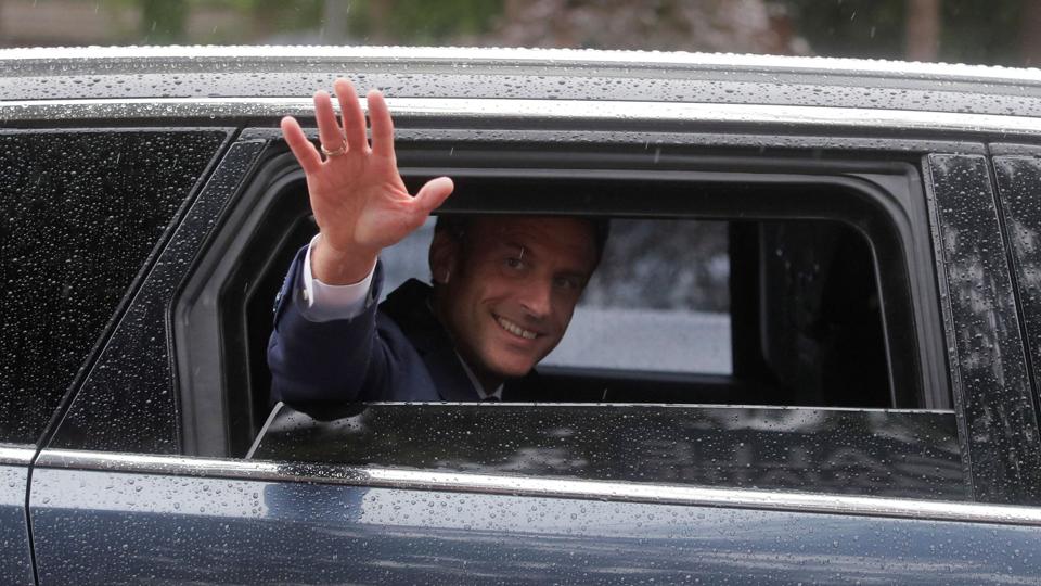 Præsident Emmanuel Macron vinker til franske vælgere, da han forlod det valgsted i byen Le Touquet, hvor han stemte tidligere søndag. <i>Pool/Reuters</i>