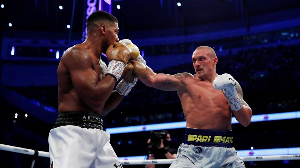 Oleksandr Usyk (til højre) tørner igen sammen med Anthony Joshua i en VM-kamp til august. Kampen skal bokses i Saudi-Arabien. (Arkivfoto). <i>Andrew Couldridge/Ritzau Scanpix</i>