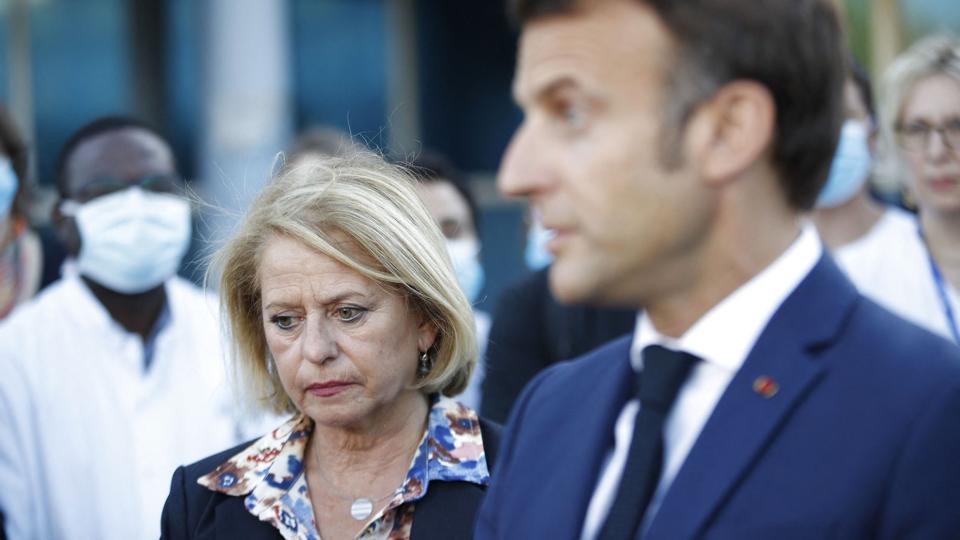 Frankrigs sundhedsminister, Brigitte Bourguignon (t.v.), sammen med præsident Emmanuel Macron. Prognoser tyder på, at hun ikke opnår genvalg. Dermed kan hendes ministerpost være i fare. (Arkivfoto) <i>Sameer Al-Doumy/Ritzau Scanpix</i>