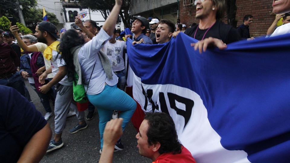 Tilhængere af den venstreorienterede Gustavo Petro fejrer den tidligere guerillasoldats sejr over den selverklærede "konge af TikTok", Rodolfo Hernandez, i det colombianske præsidentvalg. <i>Schneyder Mendoza/Ritzau Scanpix</i>