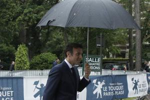 Franske vælgere tildeler Macron-koalition en syngende lussing