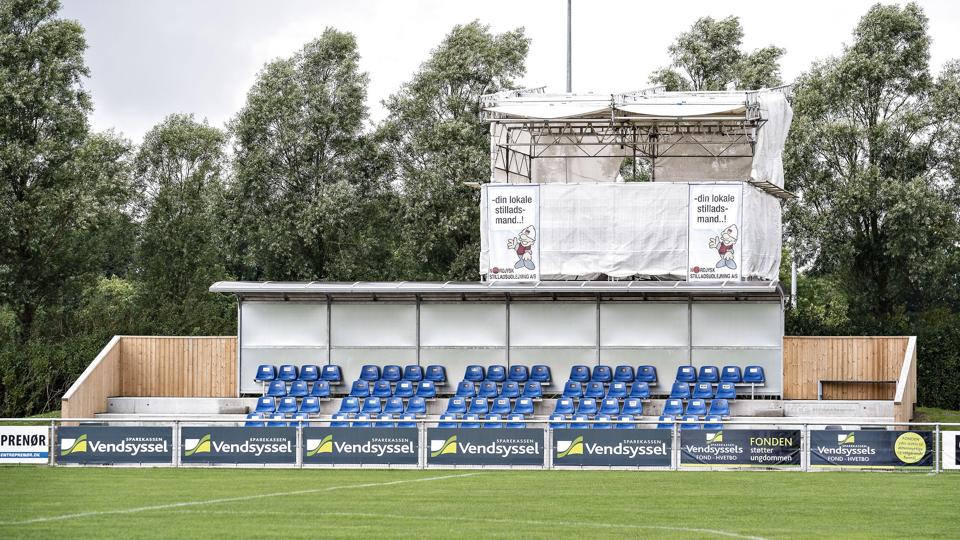 Jetsmark Stadion i Pandrup lægger græs til Jammerbugt FC, hvis ejer Klaus-Dieter Müller har været meget i fokus det seneste halve år grundet manglende lønudbetalinger til spillere. <i>Arkivfoto: Henning Bagger/Ritzau Scanpix</i>