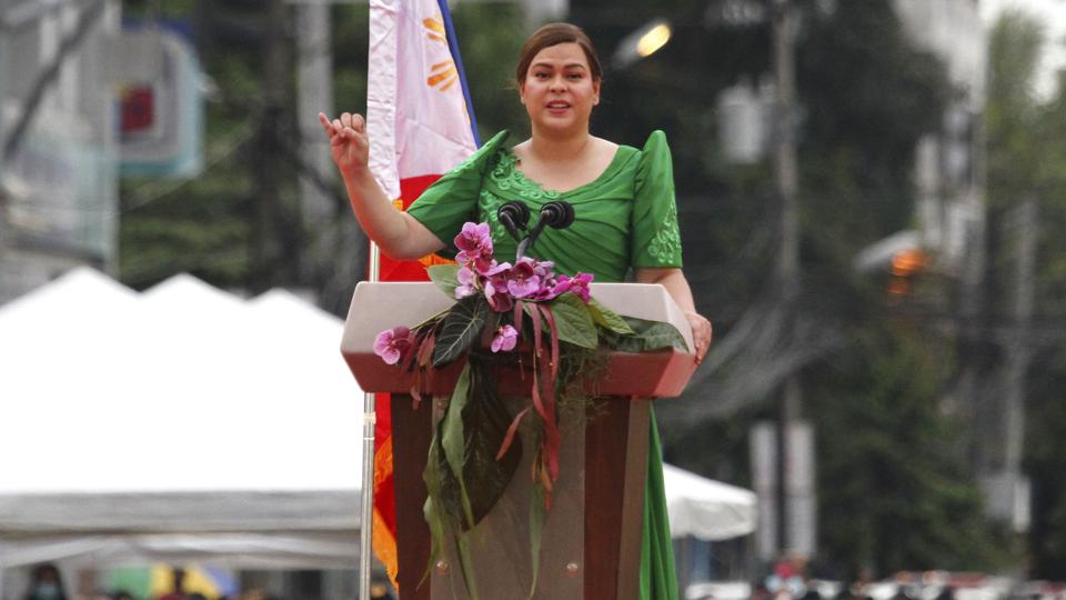 Den 44-årige Sara Duterte-Carpio er indsat i sit nye embede som vicepræsident for Ferdinand Marcos Jr., som bliver indsat som præsident sidst i juni. Marcos ventes i vid udstrækning at fortsætte Rodrigo Dutertes strenge styreform. <i>Manman Dejeto/Ritzau Scanpix</i>