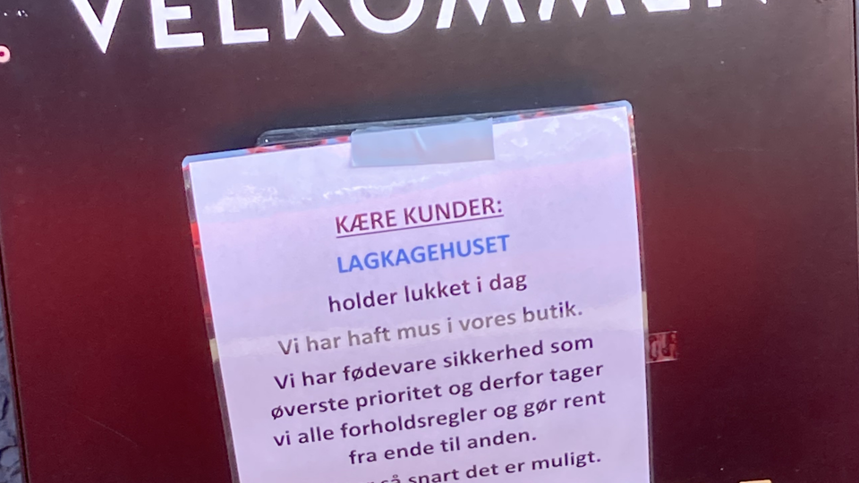 Kunder i Lagkagehusets drive-in bliver mødt af denne besked. <i>Foto: Susanne Justsen</i>