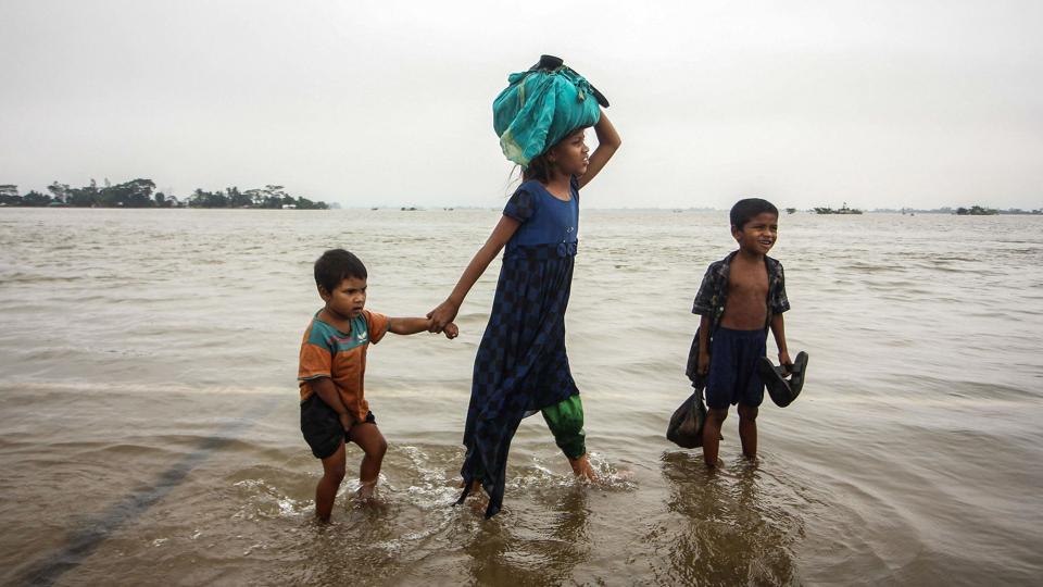 Oversvømmelse nær landsbyen Companiganj i Bangladesh. Mange mennesker er dræbt af lynnedslag og jordskred under monsunen i Indien og Bangladesh. <i>Mamun Hossain/Ritzau Scanpix</i>