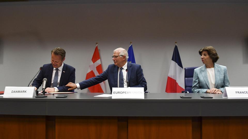 Danmarks udenrigsminister, Jeppe Kofod (S), har mandag sat sin underskrift på det brev, der formelt meddeler, at Danmark indtræder i EU-forsvarssamarbejdet. Lige inden han skrev under, sagde EU's udenrigschef, Josep Borell (i midten), med et smil, at Kofod skulle tænke sig om. Men den danske udenrigsminister var ikke i tvivl, for det var en klar afstemning, sagde han. Til stede var også den franske udenrigsminister, Catherine Colonna. <i>Unknown/Ritzau Scanpix</i>