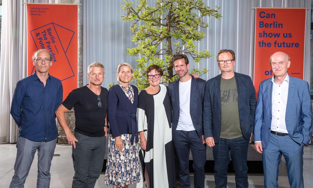 Den nye Henning Larsen-ledelse i Tyskland. Fra venstre:: Gerhard Hauber, Market Director Landscape, Dieter Grau, Design Director Landscape, Lone Clowes, Executive Director, Mette Kynne Frandsen, adm. direktør i Henning Larsen, Werner Frosch, adm. direktør i Henning Larsen Tyskalnd, Louis Becker, Global Design Principal, Peter Heymann, bestyrelsesformand i Henning Larsen. Den nye Henning Larsen-ledelse i Tyskland. Fra venstre:: Gerhard Hauber, Market Director Landscape, Dieter Grau, Design Director Landscape, Lone Clowes, Executive Director, Mette Kynne Frandsen, adm. direktør i Henning Larsen, Werner Frosch, adm. direktør i Henning Larsen Tyskalnd, Louis Becker, Global Design Principal, Peter Heymann, bestyrelsesformand i Henning Larsen.